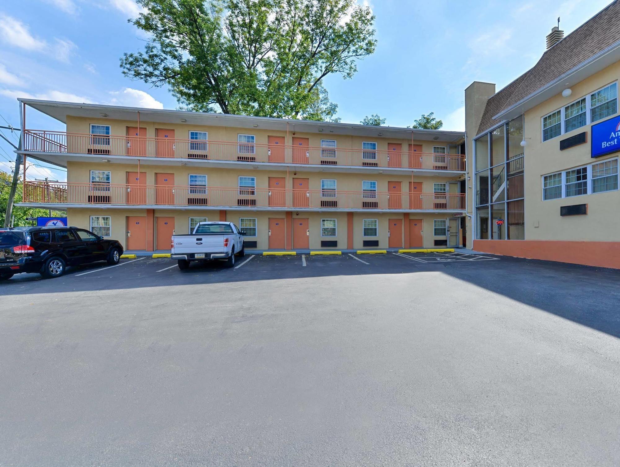 Americas Best Value Inn Media Philadelphia Exterior photo